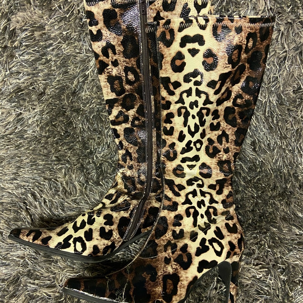 Giraffe Patterned Boots - Size 9